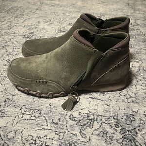 Skechers wide fit air cooled memory foam booties